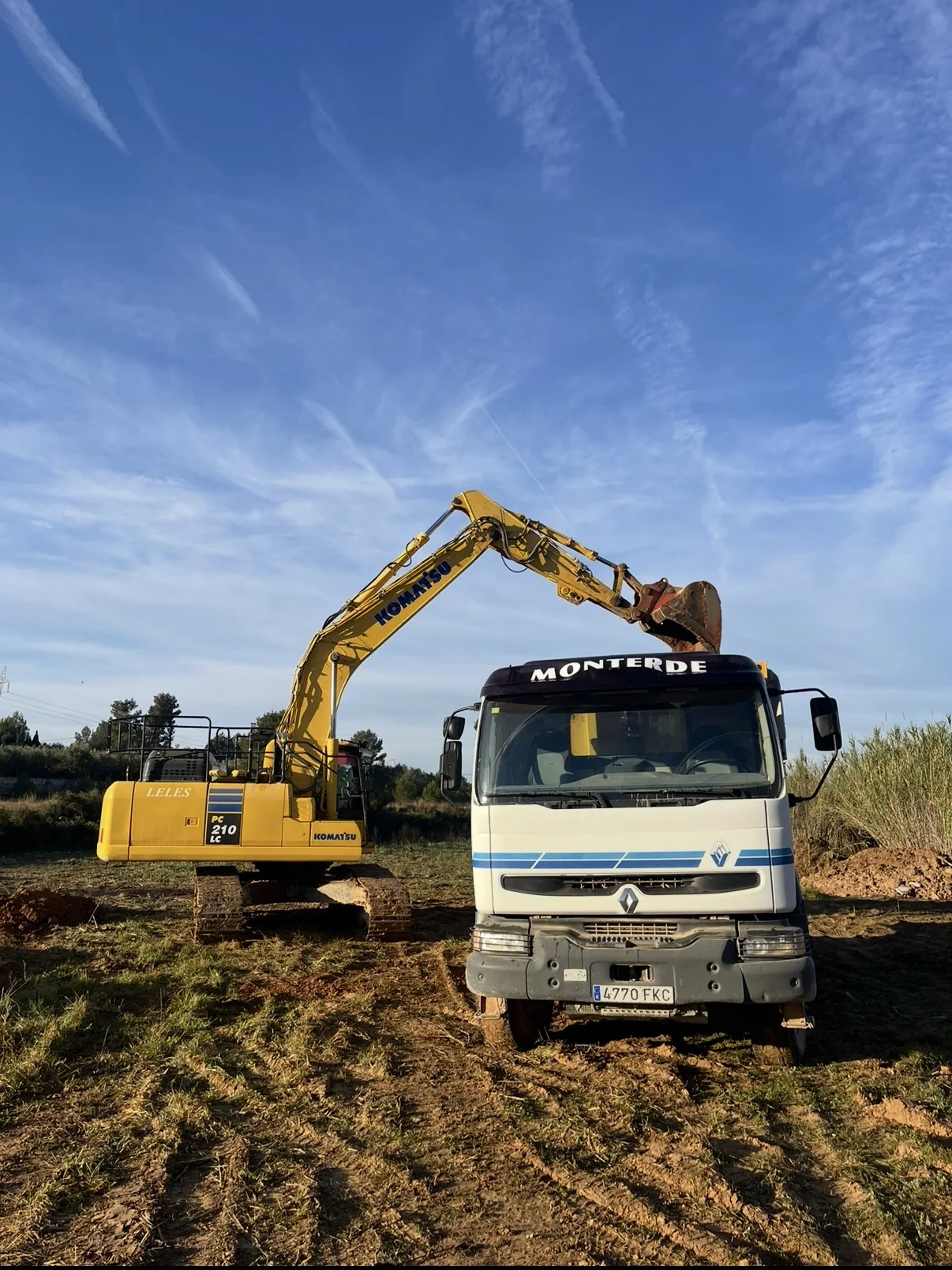 Aplicación en obra · camión rígido y excavadora
